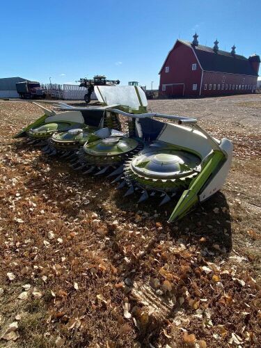 *Claas Orbis 600 8-row corn header