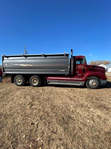 *1999 Freightliner FLD 112 t/a grain truck, VIN# 1FUY3MCB5XLB26454, Owner: Gervin Stock Farms Seller: Fraser Auction__________ ***TOD, SAFETIED, KEYS***