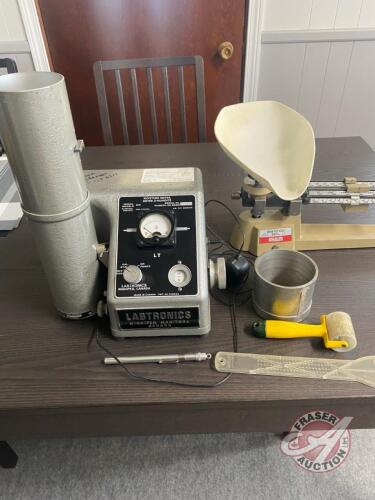 Labtronics LT 919 Moisture Tester w/ Scale, S/N 781368