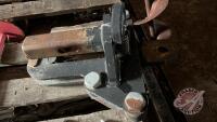 Hitch for pulling NH3 tanks