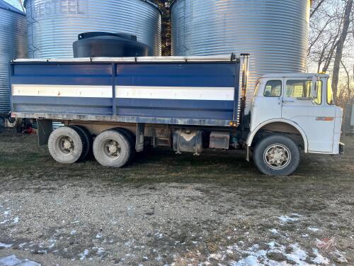 1988 Ford 8000 tandem axle Grain Truck with 20' Box, 116,369 showing, VIN: 1FDYH80U5JVA28986, OWNER: Quinn D Chomenchuk, SELLER: Fraser Auction ________________