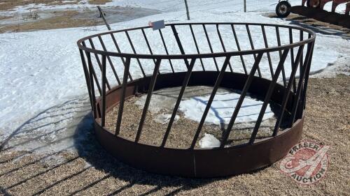Skirted rd bale sheep feeder