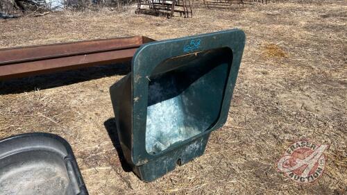 Hanging mineral feeder