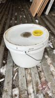 1-Gal plastic feed pail with S/S screen & metal handle