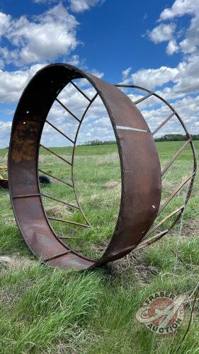 Skirted round bale feed ring