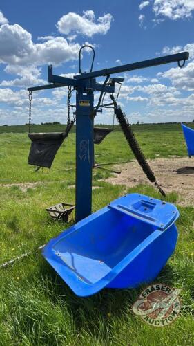 Lewis Cattle oiler with mineral tub