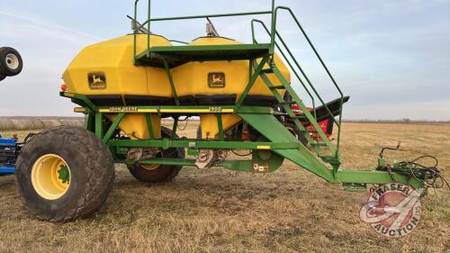 JD 1900 tow between air cart, S/N T695445