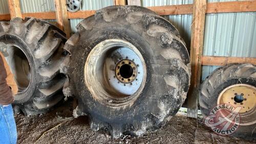 Like New Firestone 30.5L-32 combine drive tire, Rim for NH TX36 combine