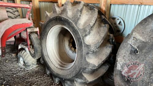 Good Year 30.5L-32 combine drive tire, Rim for NH TX36 combine