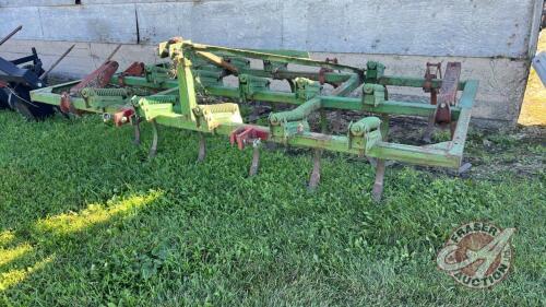 9&rsquo; 3 pt hitch tillage w/ 3 rows of shanks