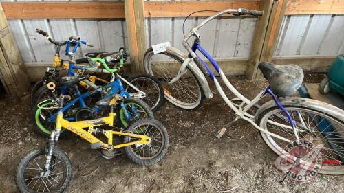 Pallet w/ ladies Schwinn Super 3 cruiser pedal bike, (4) kids bikes