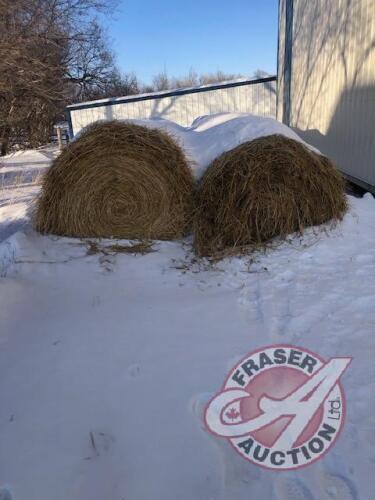 round bale of 2 year old oat straw. Seller CAN NOT load