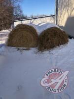 round bale of 2 year old oat straw. Seller CAN NOT load
