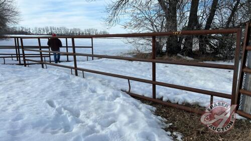30&rsquo; 4 bar free standing feed panel