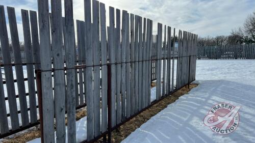30&rsquo; free standing windbreak panel w/ boards (some boards missing)