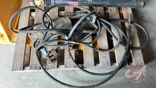 2 hyd cylinders with hoses
