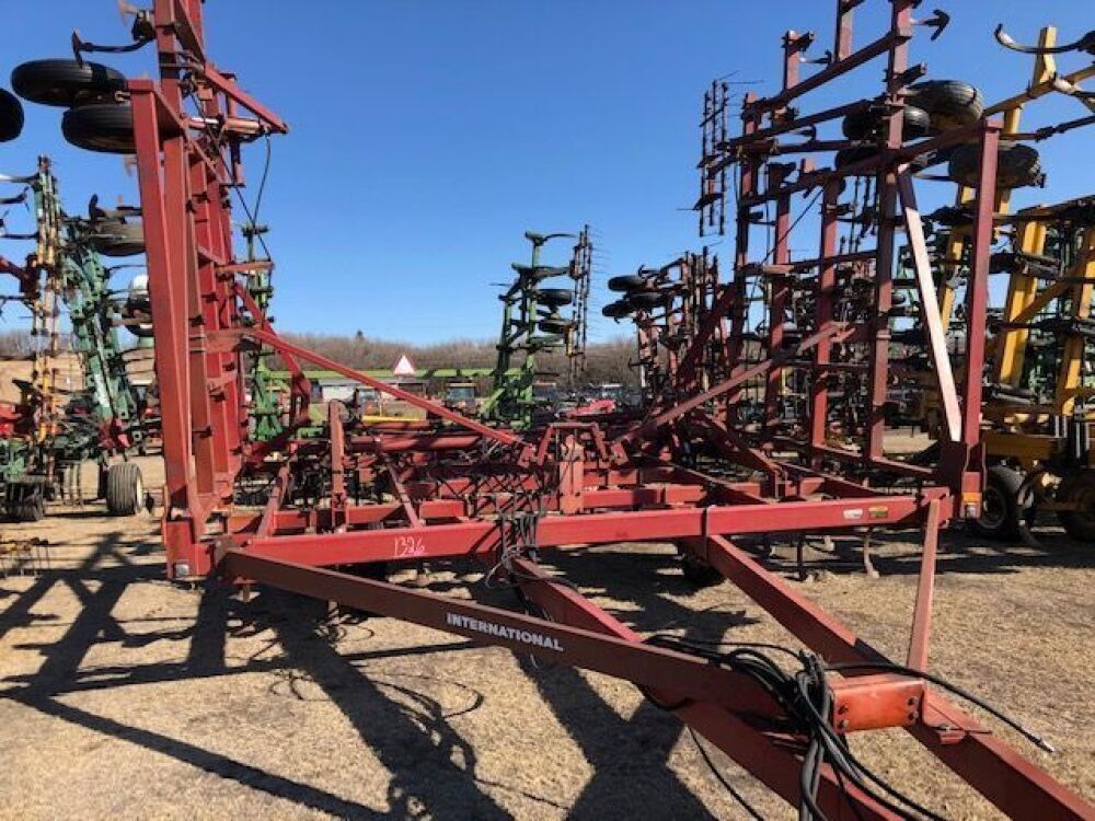 *44' IH 4700 3 row harrow with heavy hitch field cultivator (K64)