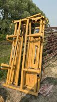 Tuff auto catch headgate w/ neck extenders, F215