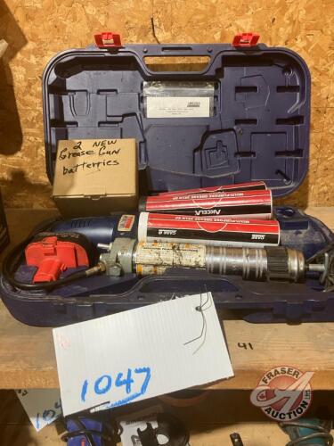 Lincoln electric grease gun with 2 batteries and 3 tubes of grease