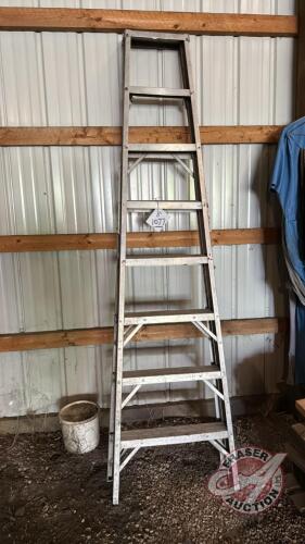 Approx 8&rsquo; Aluminum step ladder