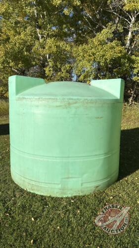 1250gal poly tank (green) has cracks on top.