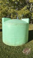 1250gal poly tank (green) has cracks on top.