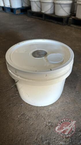 Reliance 2.5-gal feed pail with S/S screen
