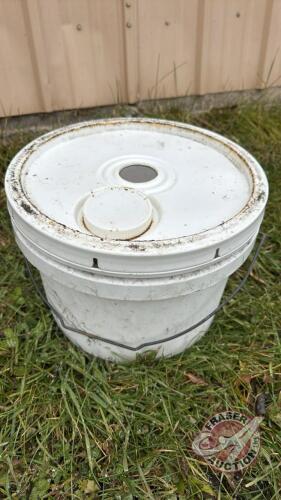 Reliance 2.5-gal feed pail with S/S screen