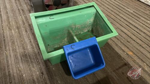 Poly gate hanging trough feeders (C)