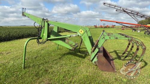 John Deere 48 loader with 5&rsquo; bucket and grapple s/n 029434W