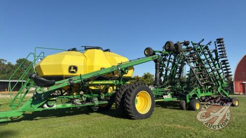 John Deere 1835 air drill with JD 1910 tow between air cart