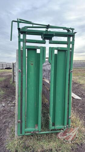 Post mount auto catch headgate