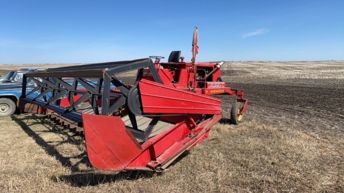 1976 20' Versatile 400 swather w/ bat reel, s/n 020975