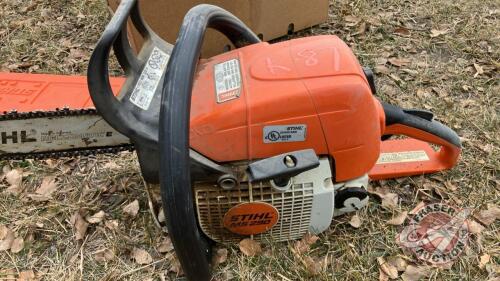 K87. Stihl MS290 chainsaw, oil and chains