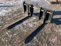 K113. 48" Skid steer pallet forks