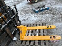 K157. ULine H1043 pallet jack