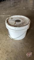 2.5-gal feed pail