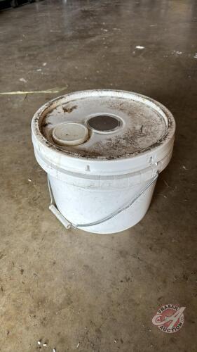 2.5-gal feed pail