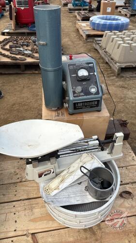 Labtronics 919 Moisture tester, Scale, sample screens, canola roller and charts
