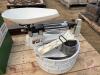 Labtronics 919 Moisture tester, Scale, sample screens, canola roller and charts - 3