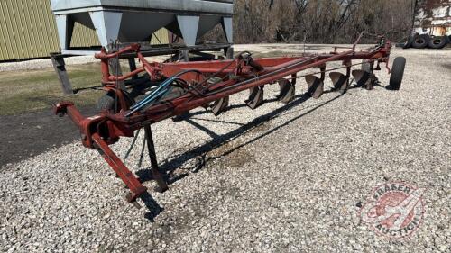 IH 710 7-bottom plow