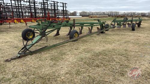 2 John Deere 3100 6 bottom plows hooked and tandem s/n104433 and s/n104427