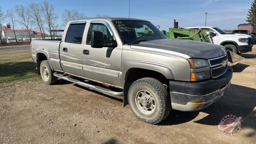 F32 2005 Chevrolet 2500HD LS Truck, 398,900 showing, VIN# MBPGSIN6493, SELLER: Leslie D Olmstead, SELLER: Fraser Auction Service Ltd______________________________*TOD & KEYS*