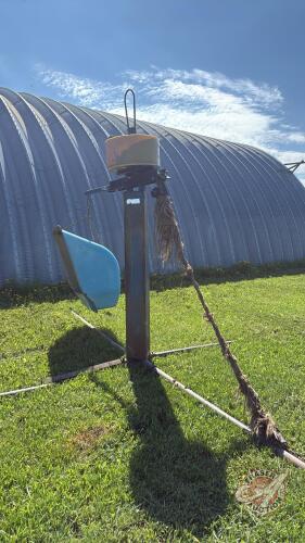 Cattle oiler with mineral tub (Unti C)
