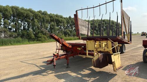 A44 New Holland 1033 Stackliner Square Bale Picker