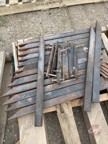 A171 24" Bucket Mount Manure Tines