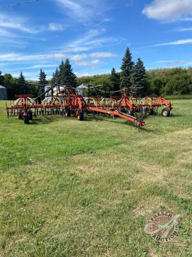 40&rsquo; Bourgault 8810 air seeder with Bourgault 2155 air cart
