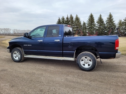 2002 Dodge Ram 1500 4x4 SLT. Crew cab, 5.9 liter gas engine. 4 speed auto. Tow mirrors. 265/75R17 tires. Saftied. 337380 kms showing, VIN #1D7HU18Z425600811