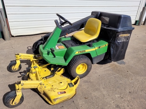 John Deere 525 front mount mower. 48 inch cut. Bagger. New battery