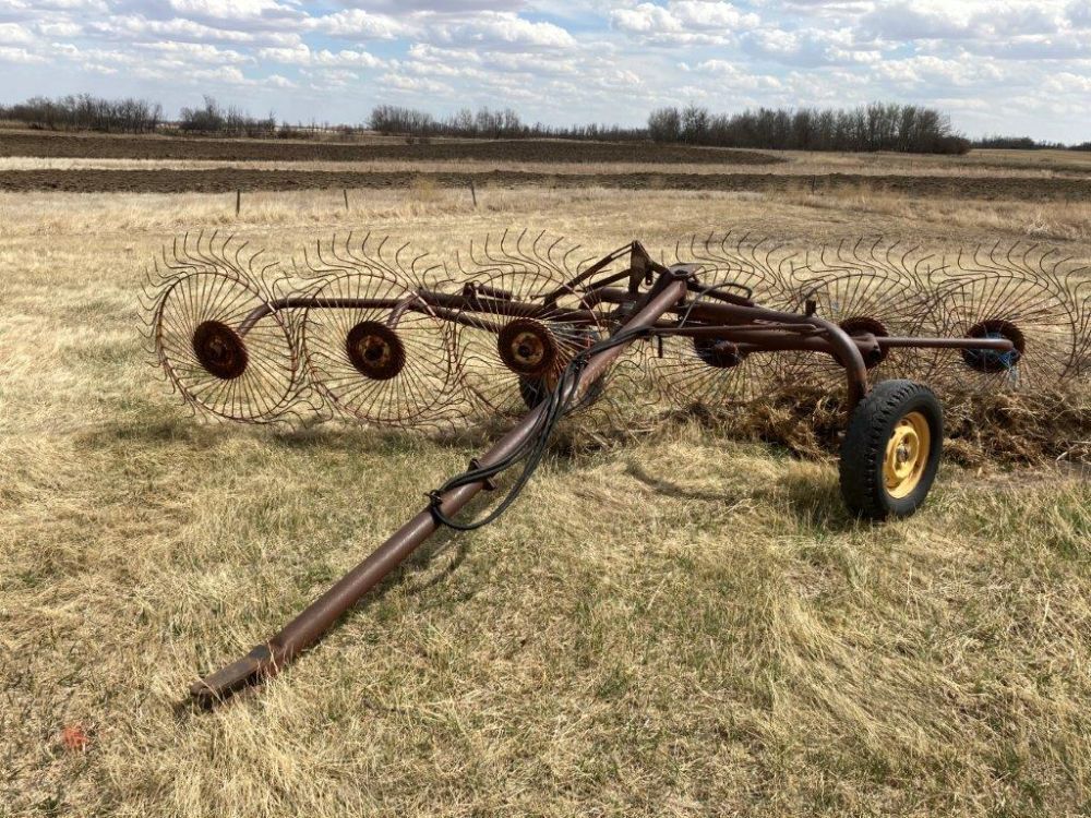 MF 6-wheel hay rake